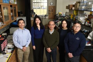 Tza-Huei (Jeff) Wang, center, with his team (Image: Will Kirk, JHU)